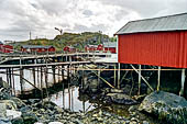 Le isole Lofoten Norvegia. Il villaggio di Nusfjord nella frastagliata isola di Flakstadoya.